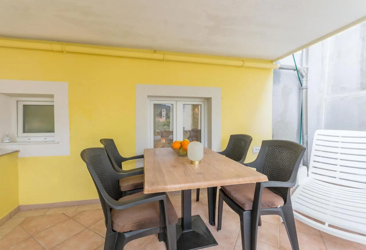Apartment Maria Sali